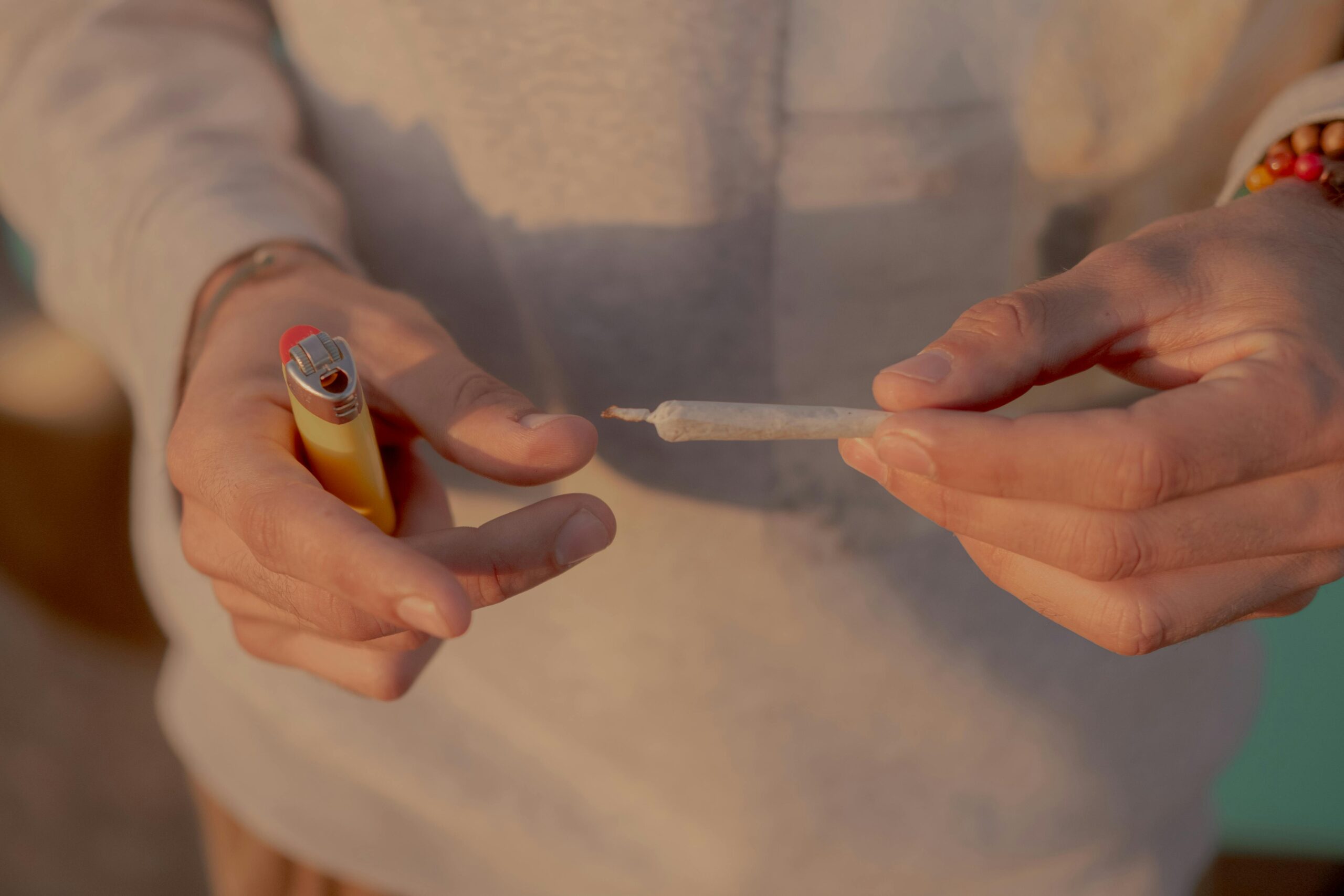 Hände die einen Joint Drehen